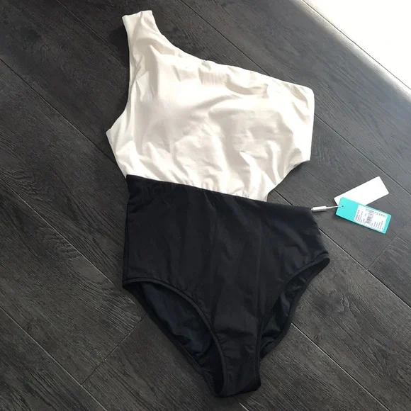 Sexy one piece - Picture 3 of 5